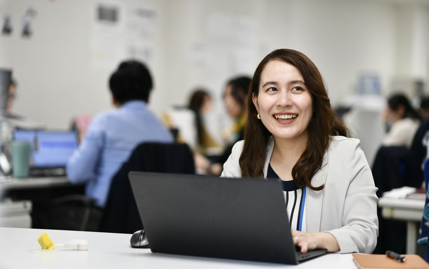 職場で会話するスタッフ
